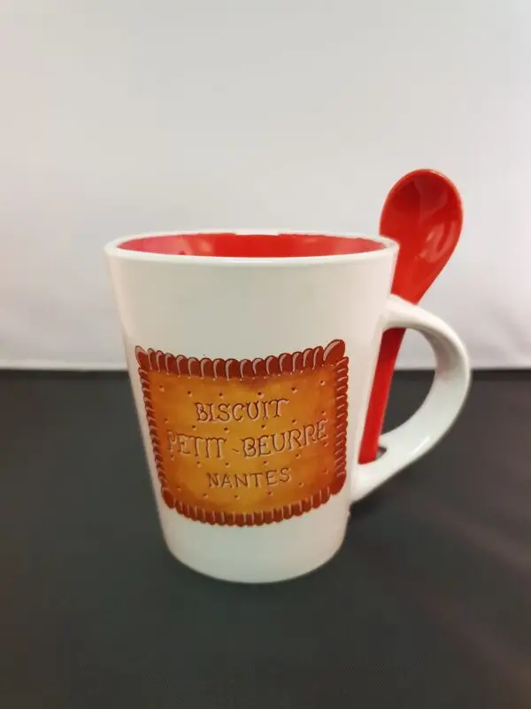 Mug rouge et sa cuillère intégrée