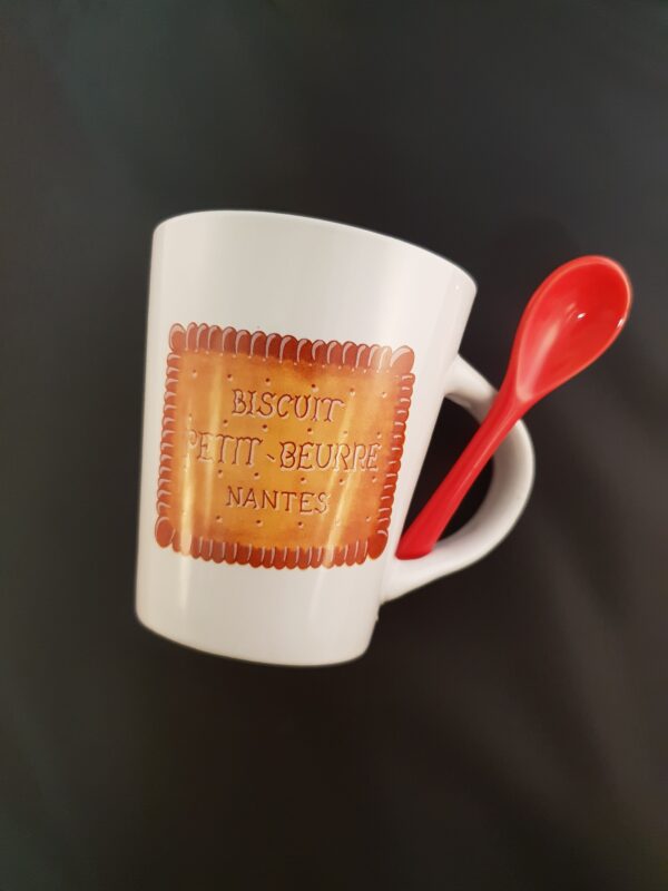 Mug rouge et sa cuillère intégrée