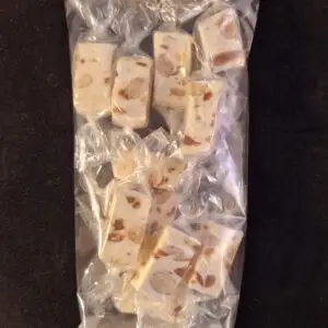 NOUGAT AUX ECLATS DE CARAMEL AU BEURRE SALE