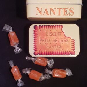 Boîte comptoir métal garnie de caramels au beurre salé de Guérande