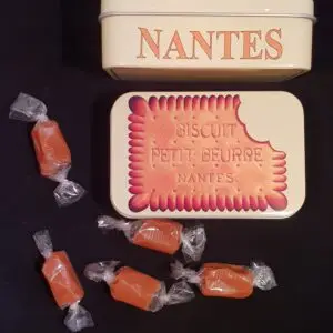 Boîte comptoir métal garnie de caramels au beurre salé de Guérande