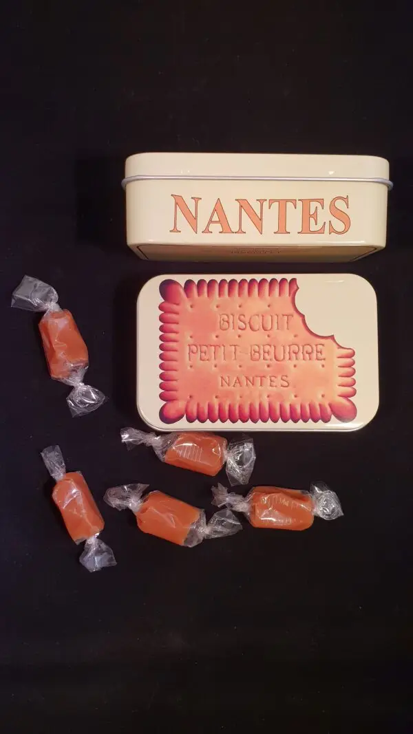 Boîte comptoir métal garnie de caramels au beurre salé de Guérande