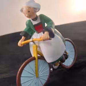 Figurine Bécassine à vélo